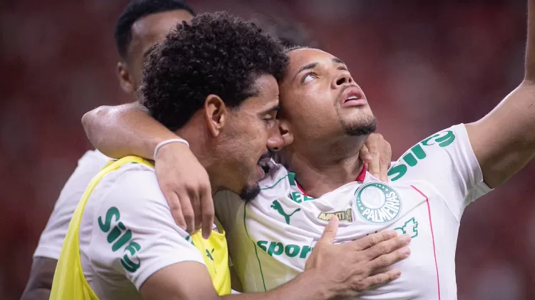 Palmeiras vence Inter fora e vira líder do Brasileirão