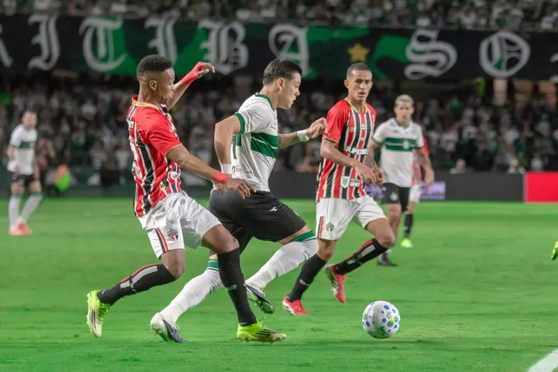 São Paulo vence o Coritiba e segue invicto no Brasileirão