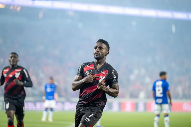 Athletico-PR vence o Cruzeiro com gol relâmpago e afunda Raposa no Z4