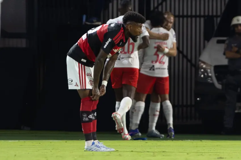 Com direito a 'olé', Flamengo é atropelado pelo Bragantino