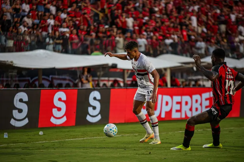 São Paulo é derrotado pelo Vitória e perde a chance de colar na liderança