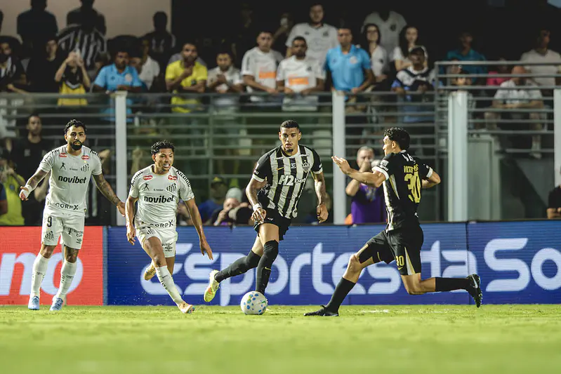 Santos vence Atlético-MG e se afasta da zona do rebaixamento