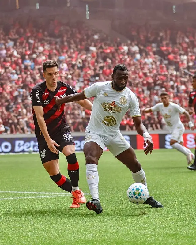 Athletico vence Chapecoense e amplia invencibilidade na Arena da Baixada