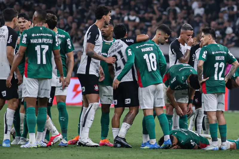 Com dois a menos, Corinthians segura o Palmeiras e dérbi fica no empate