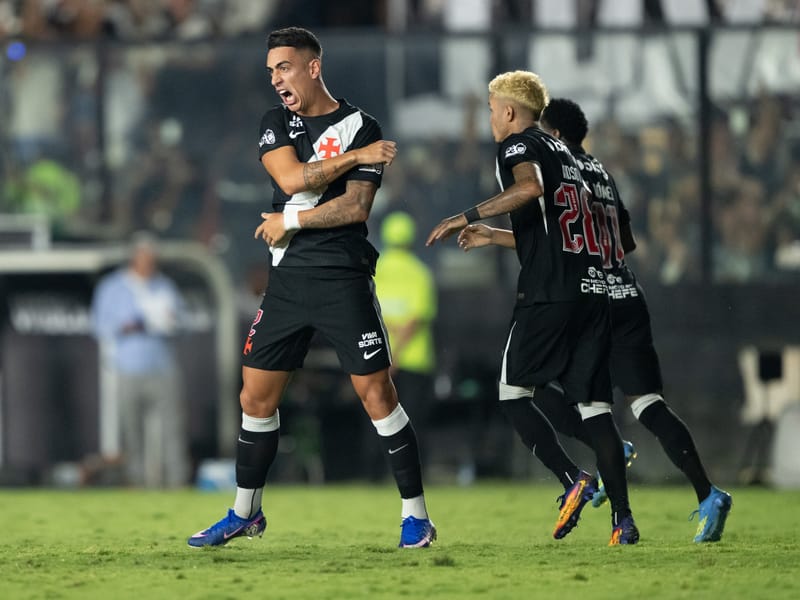 Em noite de homenagem para Roberto Dinamite, Vasco vence o São Paulo de virada