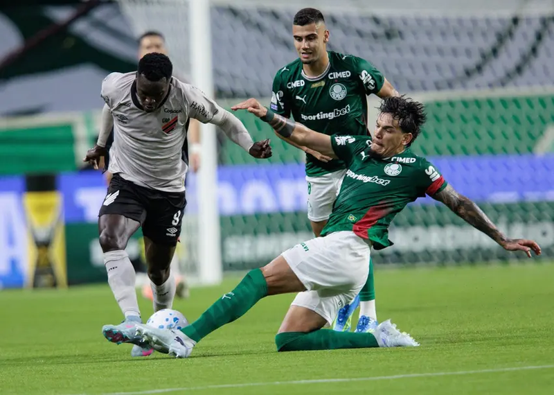 Com penalti anulado no fim Palmeiras vence o Athletico PR pelo Brasileirão