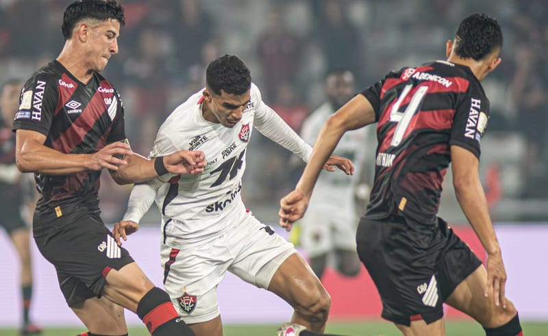 Athletico-PR vira no fim e supera o Vitória na Arena da Baixada