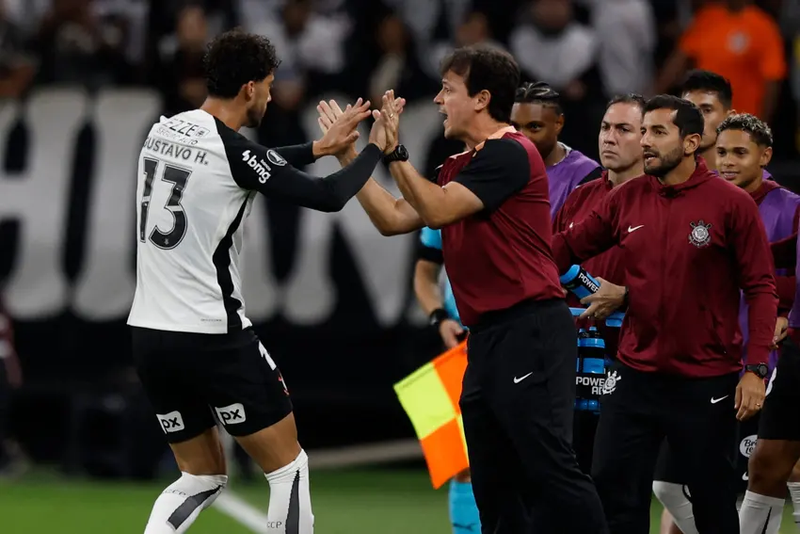 Corinthians bate o Peñarol por 2 x 0 e fica perto das oitavas da Libertadores