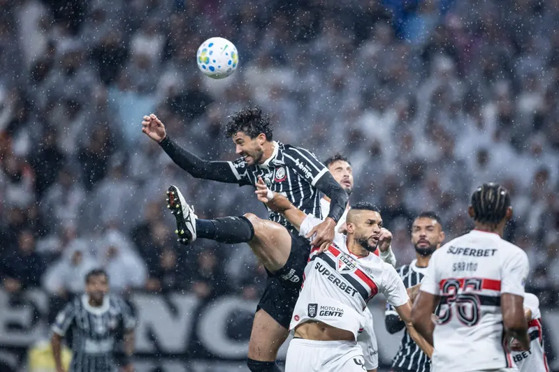 Corinthians vence o São Paulo em clássico polêmico pelo Brasileirão