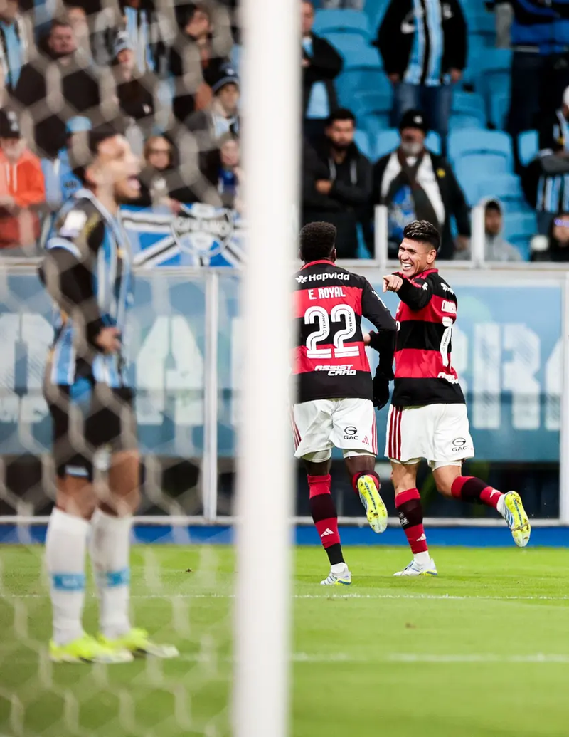 Flamengo vence o Grêmio e se aproxima do líder Palmeiras no Brasileirão