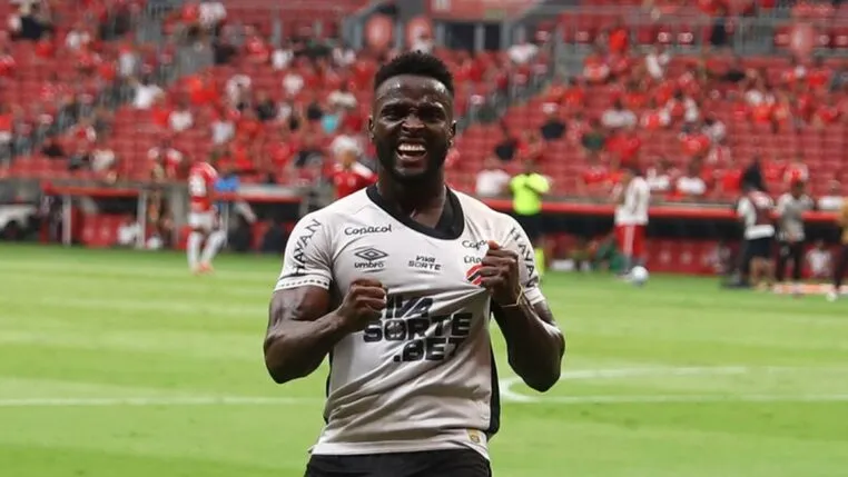 Athletico-PR elimina Atlético-GO nos pênaltis e avança na Copa do Brasil