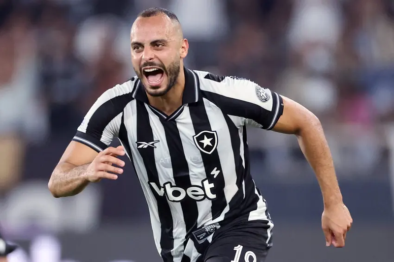Com três gols de Arthur Cabral, Botafogo vence o Corinthians no Nilton Santos