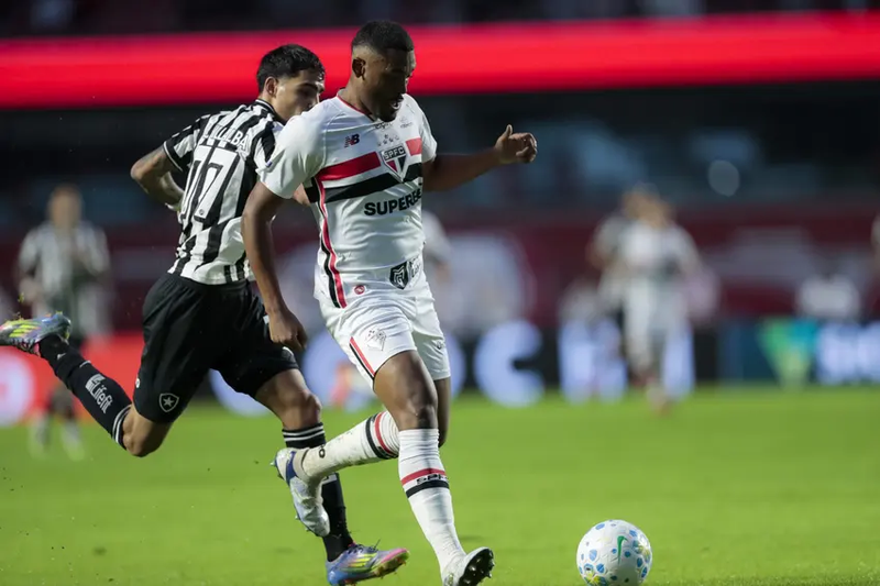 Sob chuva, São Paulo e Botafogo empatam com golaço no fim