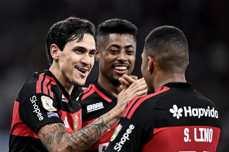 Com um a mais Flamengo vence o Coritiba no Maracanã