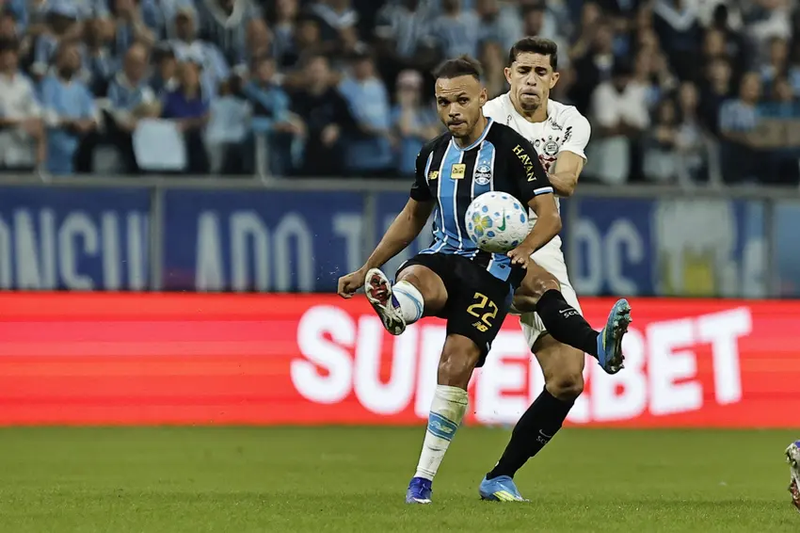 Corinthians domina o Grêmio, vence de virada e sobe no Brasileirão