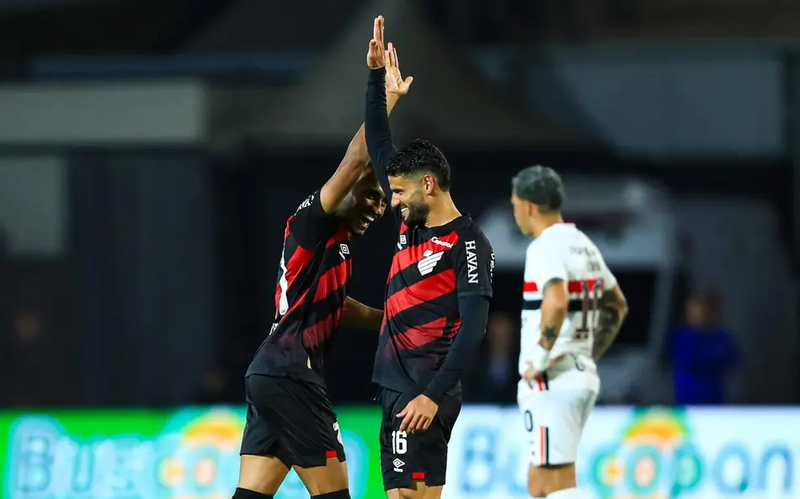 Athletico-PR vira em seis minutos e vence o São Paulo no Brasileirão