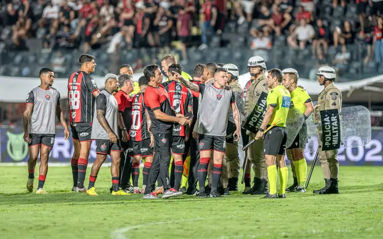 Árbitro da uma ajudinha e expulsa dois do Vitória no mesmo lance contra o Palmeiras