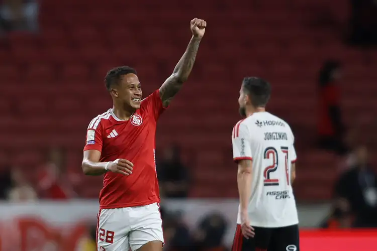Flamengo volta a jogar mal e só empata com um Internacional em crise no Brasileirão