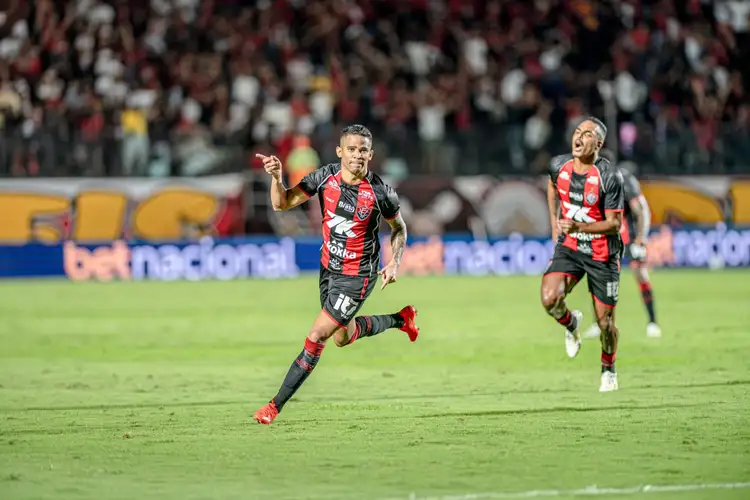 Santos falha duas vezes, Vitória vence o Athletico-PR e se classifica na Copa do Brasil