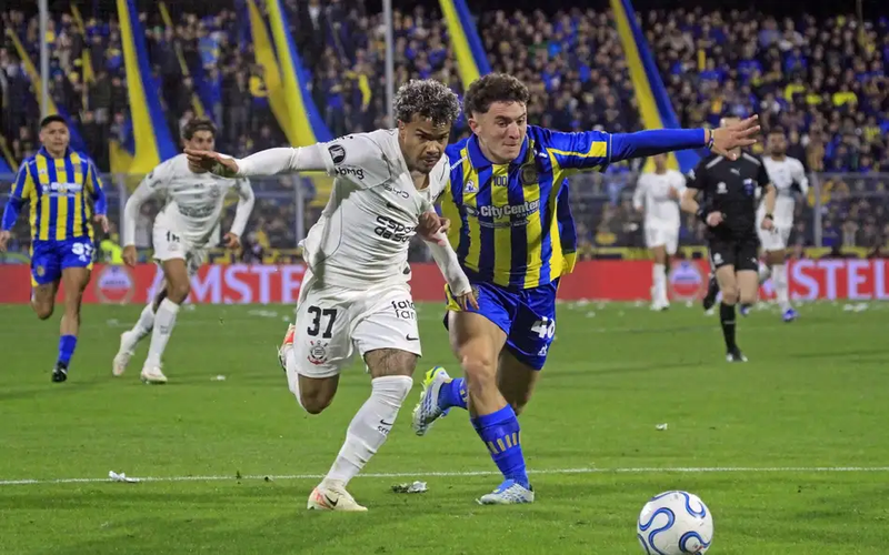 Com um a menos, Corinthians segura pressão e empata com Rosario Central
