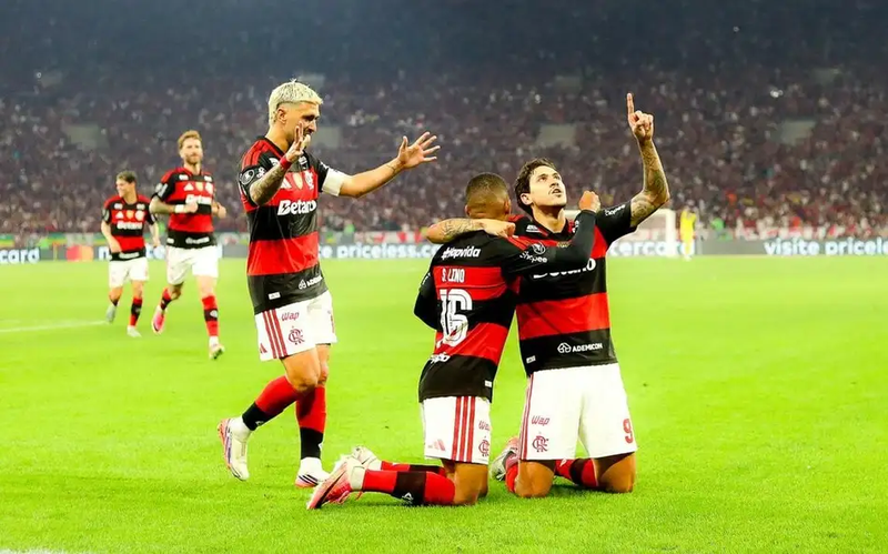 Com gols de Arrascaeta e Lino, Flamengo vence Cruzeiro e avança na Libertadores