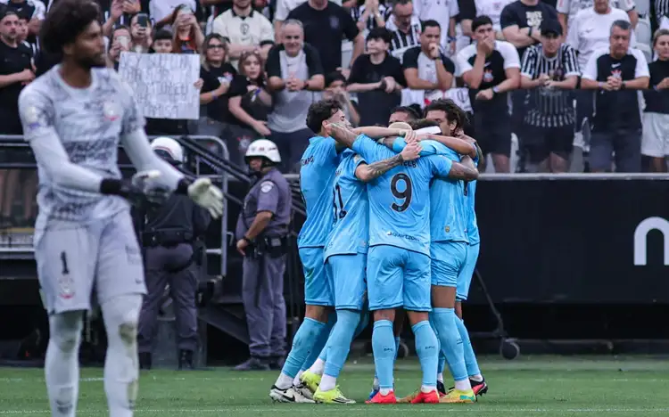 Santos vence o Corinthians e respira no Brasileirão