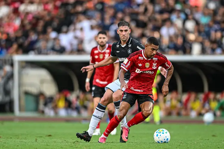 Flamengo vence o Remo e assume a liderança do Brasileirão