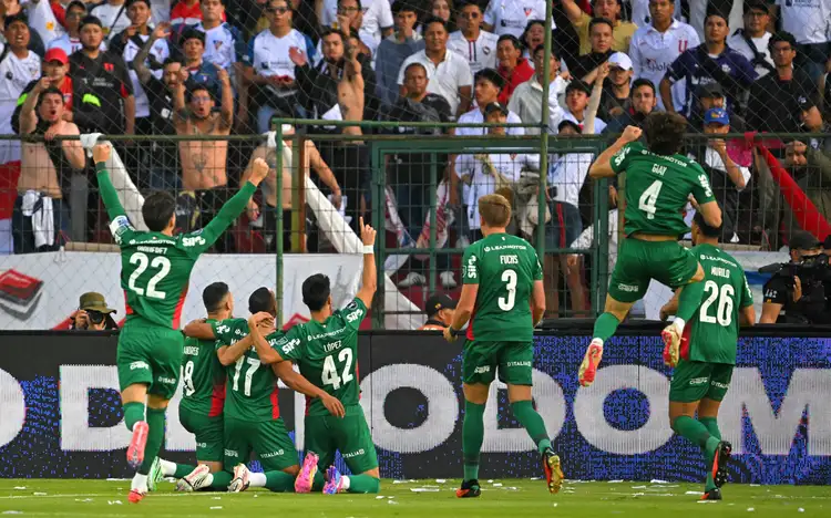Palmeiras vence nos pênaltis e avança à semi da Libertadores