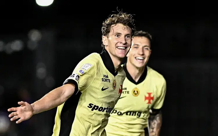 Vasco goleia o Coritiba e sai da zona do rebaixamento