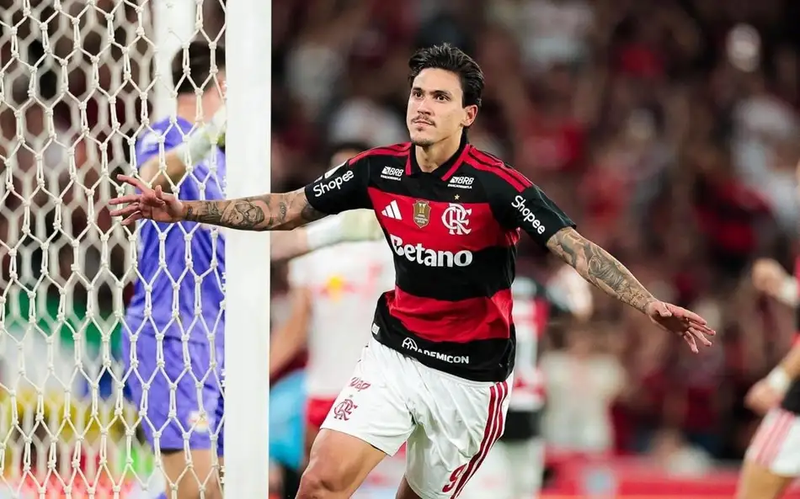 Flamengo vence Bragantino e abre vantagem para o Palmeiras na liderança do Brasileirão
