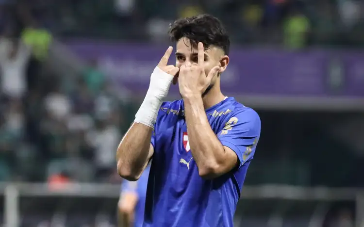 Palmeiras vence o Bahia e reduz vantagem para o Flamengo no Brasileirão