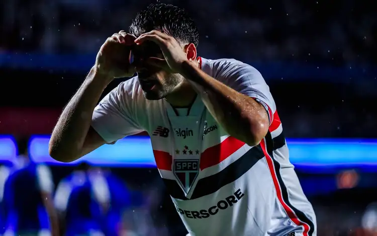 Calleri marca duas vezes, e São Paulo bate o Vitória no Morumbis