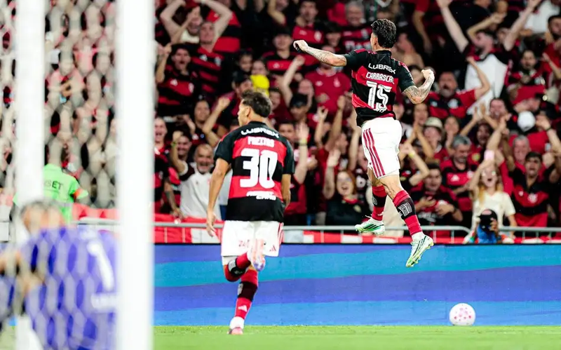 Flamengo vence o Fluminense e segue líder do Brasileirão