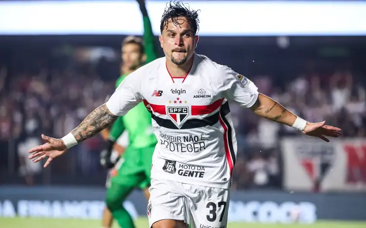 Artur marca e garante vitória do São Paulo sobre o Vasco no Brasileirão