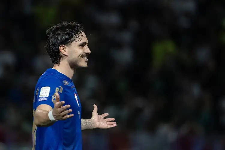 Palmeiras vence Bragantino e assume liderança do Brasileirão