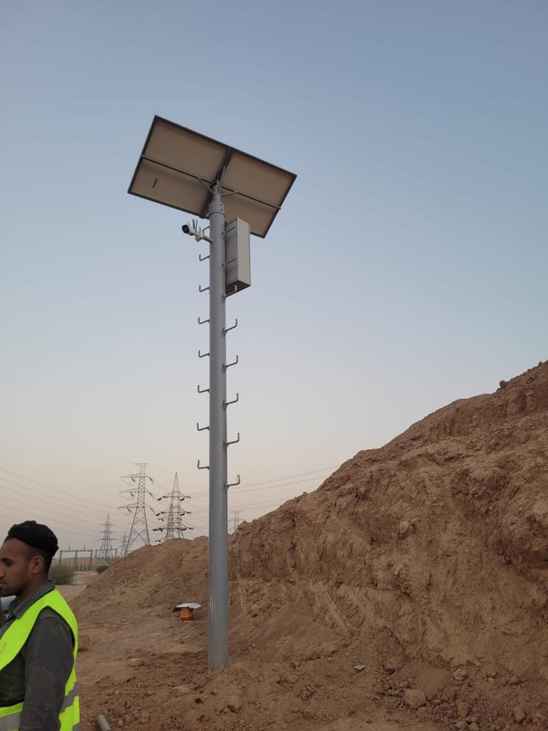 تركيب اعمدة تعمل بالطاقة الشمسية لمراقبة السيول