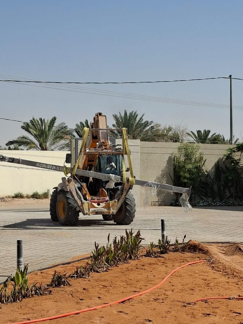 الانتهاء من تركيب اعمدة انارة في مزرعة بالجبيلة