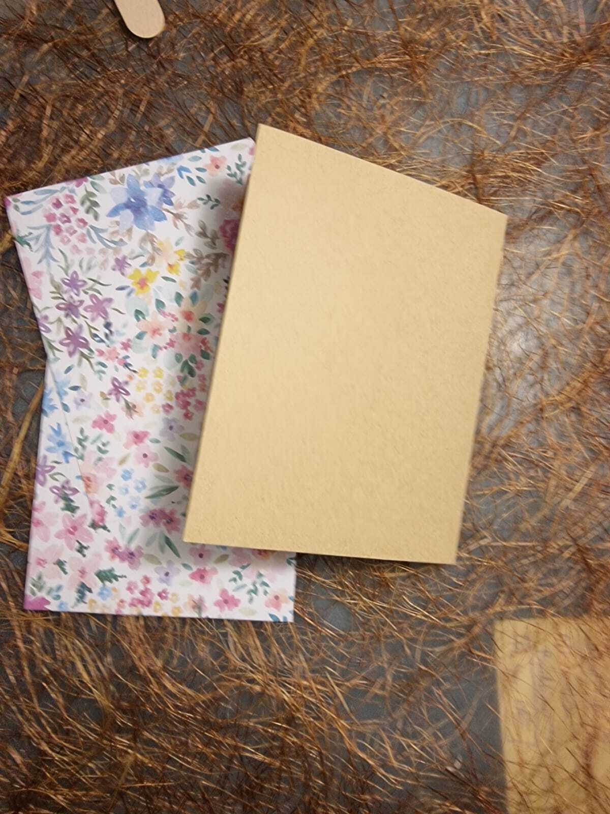 שלב 4 - הדבקת הדפים הצבעוניים על המעמד