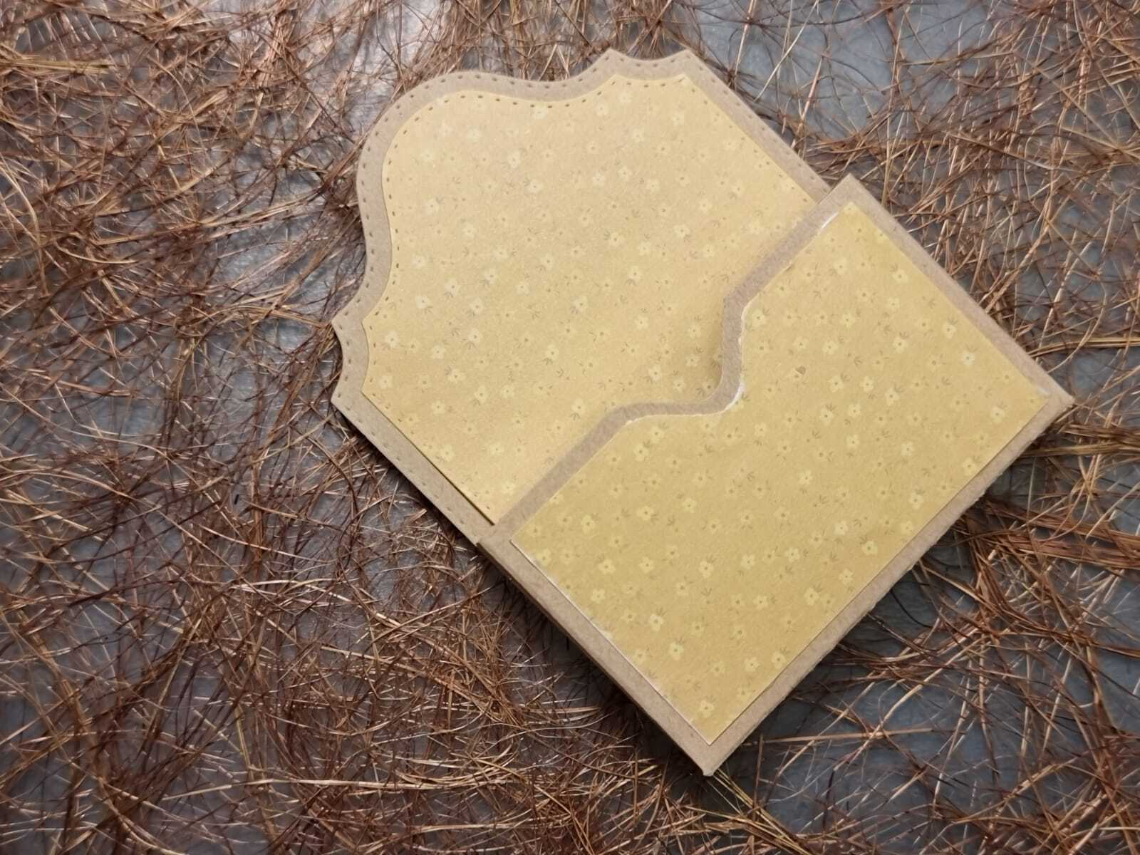 שלב 6 - הדבקת הדפים הצבעוניים על הכיס