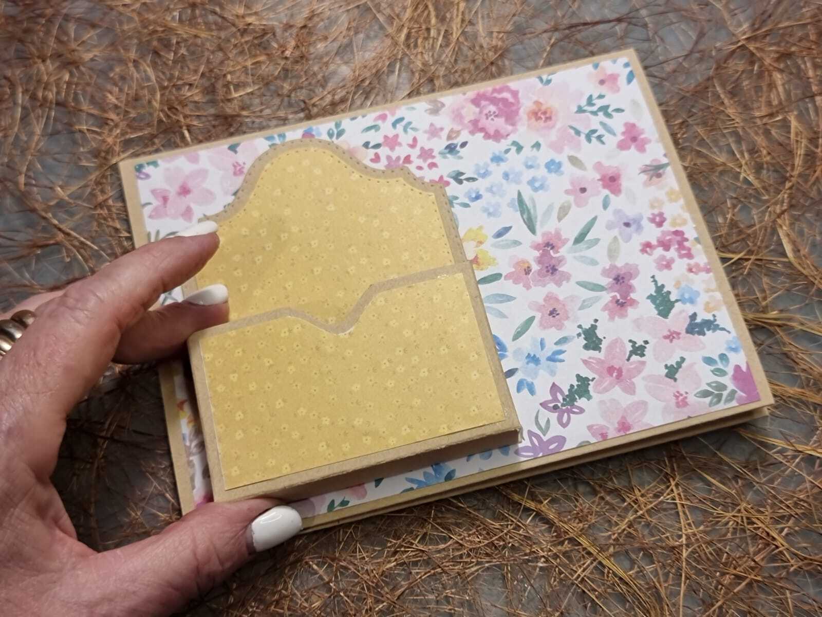 שלב 8 - הדבקת הכיס למעמד