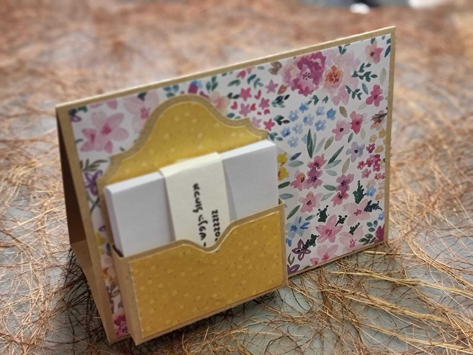 שלב 8 - הדבקת הכיס למעמד