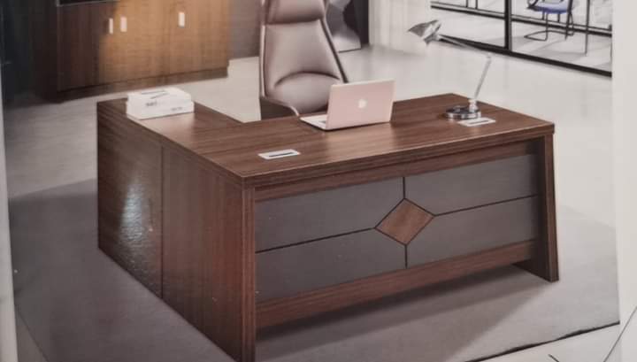 Premium Office Table – Style Meets Functionality