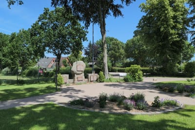 Lutzhorns Denkmal und die Friedenslinden