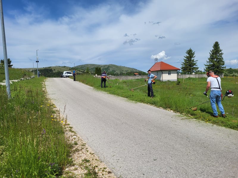 Košenje trave uz cestu i kroz selo