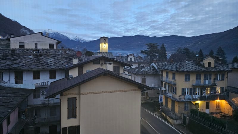 הוולדזים בפיימונטה

הוולדזים (Waldensians, באיטלקית: Valdesi) הם תנועה נוצרית שנוסדה במאה ה-12 על ידי פטר ולדו (Peter Waldo) בליון, צרפת. הם דגלו בחיים פשוטים, חזרה לכתבי הקודש, והתנגדו למעמד הכמורה הקתולי. בשל כך, הם נרדפו על ידי הכנסייה הקתולית והאינקוויזיציה, מה שהוביל רבים מהם לחפש מקלט באזורים מבודדים – אחד המרכזים החשובים ביותר שלהם היה בפיימונטה, שבצפון-מערב איטליה.

---

היסטוריה של הוולדזים בפיימונטה

התיישבות ראשונית ובריחה מהרדיפות (המאה ה-12–15)

לאחר שהוכרזו ככופרים על ידי הכנסייה הקתולית במאה ה-12, הוולדזים החלו להימלט מהמרכזים העירוניים של צרפת והתיישבו באזורי הרים נידחים, בהם הרי האלפים של פיימונטה. שם הם יכלו לשמר את אמונתם הרחק מהשלטון המרכזי ומהכנסייה.

רדיפות, טבח והתנגדות (המאה ה-15–17)

במאות ה-15 וה-16 החלו דוכסי סבויה, בלחץ הכנסייה הקתולית, לרדוף את הוולדזים.

בשנת 1487 האפיפיור אינוקנטיוס השמיני הכריז על מסע צלב נגד הוולדזים בפיימונטה. הכפרים שלהם הותקפו, ורבים נרצחו.

בשנת 1655 התרחש אחד האירועים הקשים ביותר בתולדותיהם – "טבח הפיימונטה" (Piedmontese Easter). חיילים של דוכס סבויה תקפו את הכפרים הוולדזים, רצחו אלפים בעינויים אכזריים, אנסו נשים והשליכו ילדים מצוקים. הזוועות הללו זעזעו את אירופה הפרוטסטנטית, ואישים כמו המשורר האנגלי ג'ון מילטון כתבו על כך.

החזרה למולדת והאמנציפציה (המאה ה-17–19)

בשנת 1689, לאחר שנים של גלות בשווייץ, חזרו הוולדזים לפיימונטה במה שנודע כ"מסע הגלוריוסו" (Glorious Return) בהנהגת אנרי ארנו (Henri Arnaud). הם חצו את האלפים והצליחו לשוב לאדמותיהם בכוח הנשק.

במשך רוב המאה ה-18 הם נותרו אזרחים מדרגה שנייה, עם חופש דתי מוגבל מאוד.

רק בשנת 1848, בהשפעת התנועה הלאומית האיטלקית, העניק קרלו אלברטו, מלך סרדיניה-פיימונטה, אמנציפציה מלאה לוולדזים – הם קיבלו זכויות אזרחיות מלאות ויכלו לבנות כנסיות מחוץ לעמקיהם לראשונה מזה מאות שנים.

---

הוולדזים בפיימונטה כיום

כיום, קהילות וולדזיות עדיין חיות בעמקים ההיסטוריים שלהן, במיוחד בעמק פליס (Val Pellice), בעמק קיזונה (Val Chisone) ובעמק ג'רמנסקה (Val Germanasca). הם מהווים את אחת הקבוצות הפרוטסטנטיות המרכזיות באיטליה וממשיכים לקיים מסורת דתית ואוטונומית ייחודית.

בעיירה טורה פליצ'ה (Torre Pellice) שבפיימונטה נמצא המרכז התרבותי והרוחני של הוולדזים, שם שוכן גם המוזיאון ההיסטורי הוולדזי.

הוולדזים עדיין פעילים באיטליה מבחינה דתית וחברתית, ומזוהים עם עקרונות של צדק חברתי, סובלנות דתית ושוויון.

---

מורשת והשפעה

הוולדזים השפיעו על הרפורמציה הפרוטסטנטית, ושמרו על עצמאותם הדתית למרות מאות שנים של רדיפות. כיום הם חלק מכנסיית הוולדנזים-מתודיסטים של איטליה, אחת הקבוצות הנוצריות הקטנות אך הוותיקות .