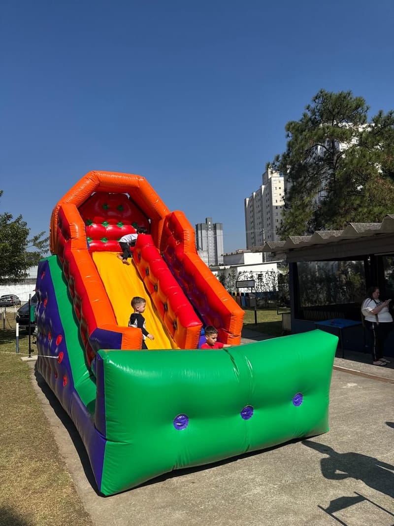 Tobogã Inflável Gigante