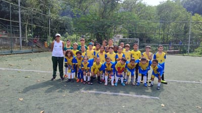 Novos uniformes das crianças do instituto UCUS