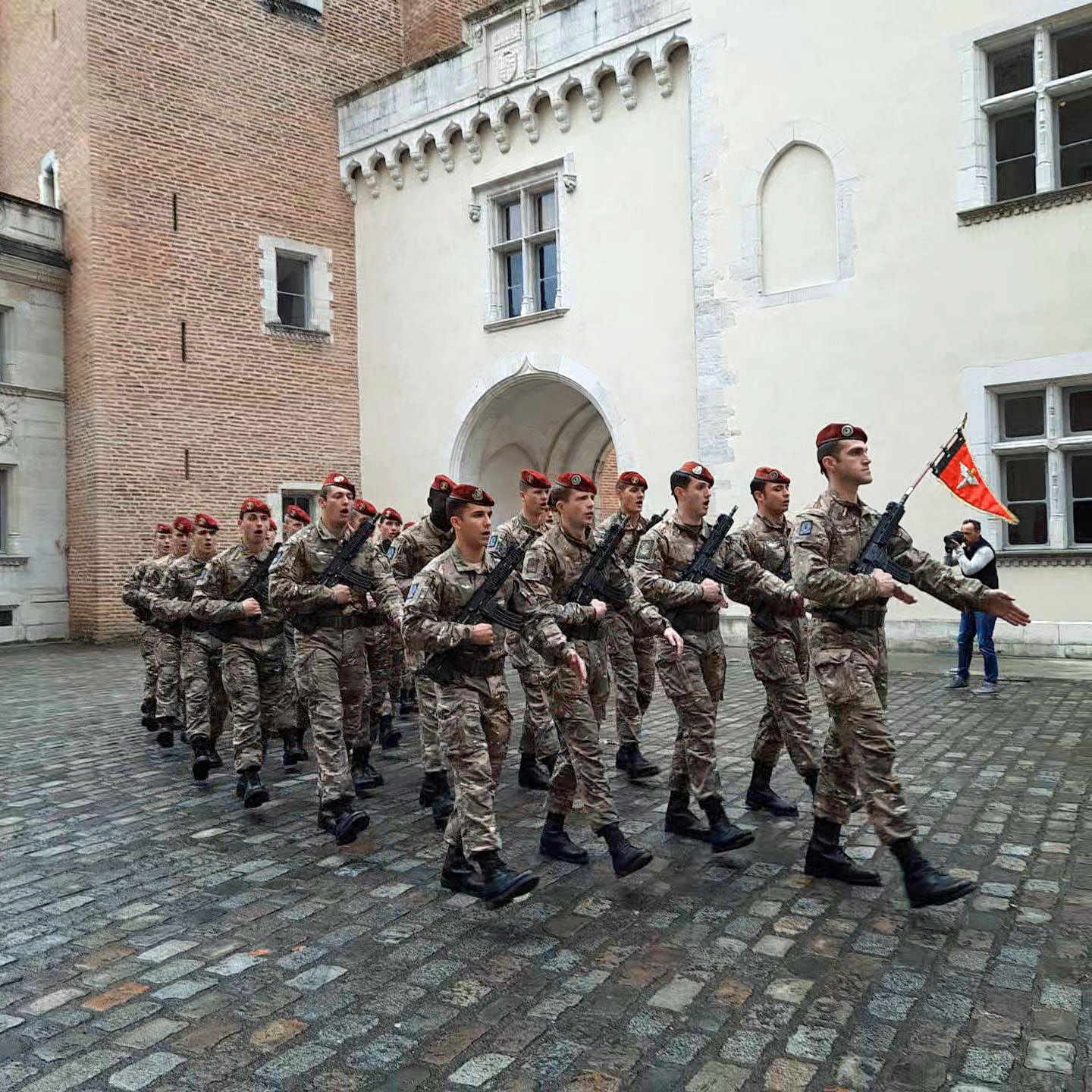 19 DEC 2025 PRESENTATION AU DRAPEAU DE LA DEUXIEME Section de Cadres Parachutistes