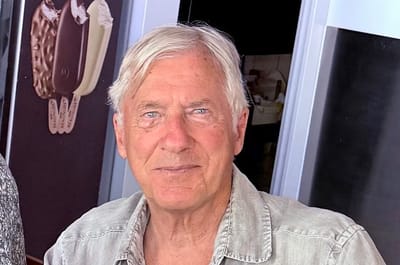 1975 ETAP La France championne du monde de parachutisme. Sur les 5 compétiteurs 3 chuteurs opérationnels.