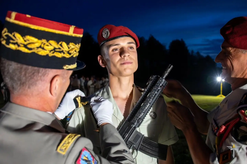 17 juillet 2025. Remise des galons à la première Section des Cadres Parachutistes formés à l'ETAP.